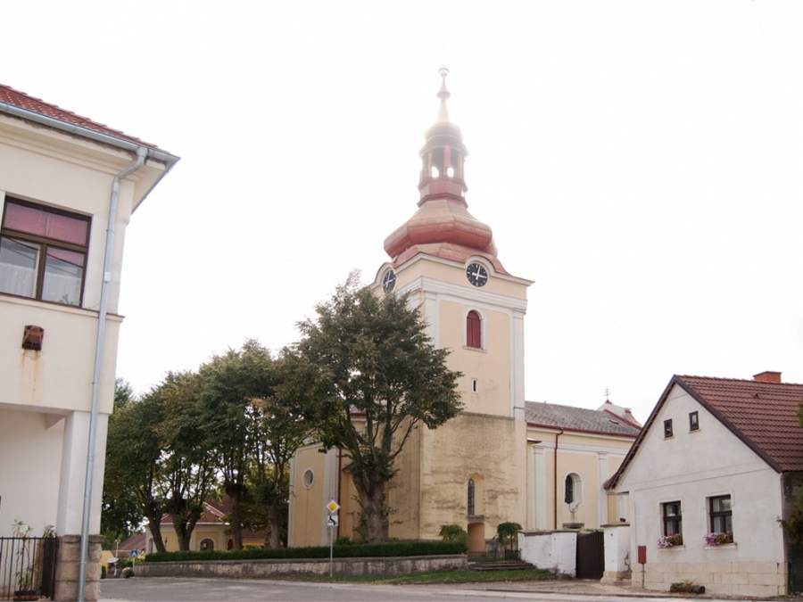 Rekonstrukce kostela sv. Petra a Pavla v Milovicích u Hořic.